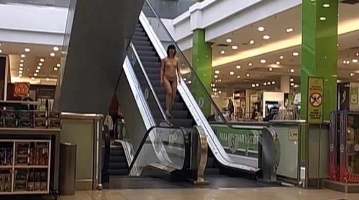 Desnudo bajando las escaleras